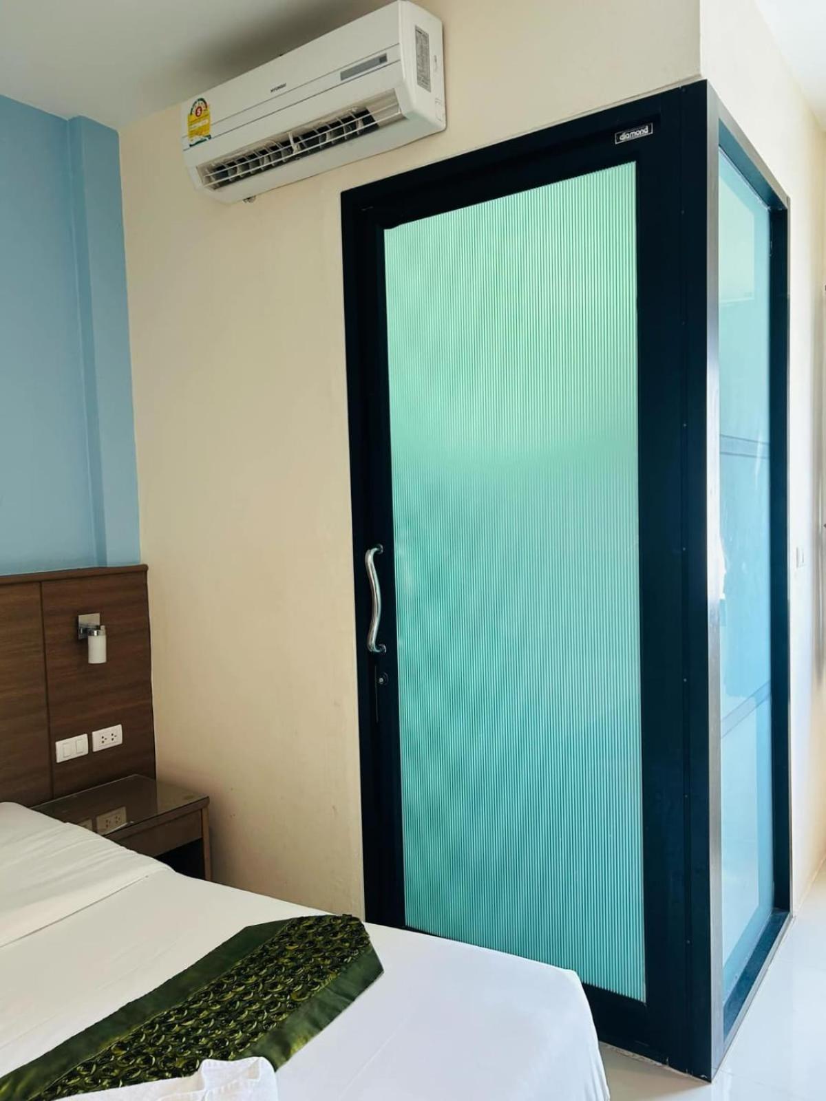 Royal Waves Hotel Patong Exterior photo