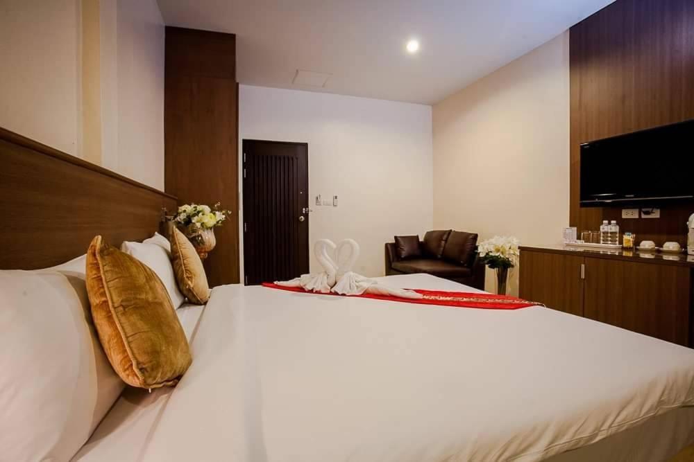 Royal Waves Hotel Patong Exterior photo