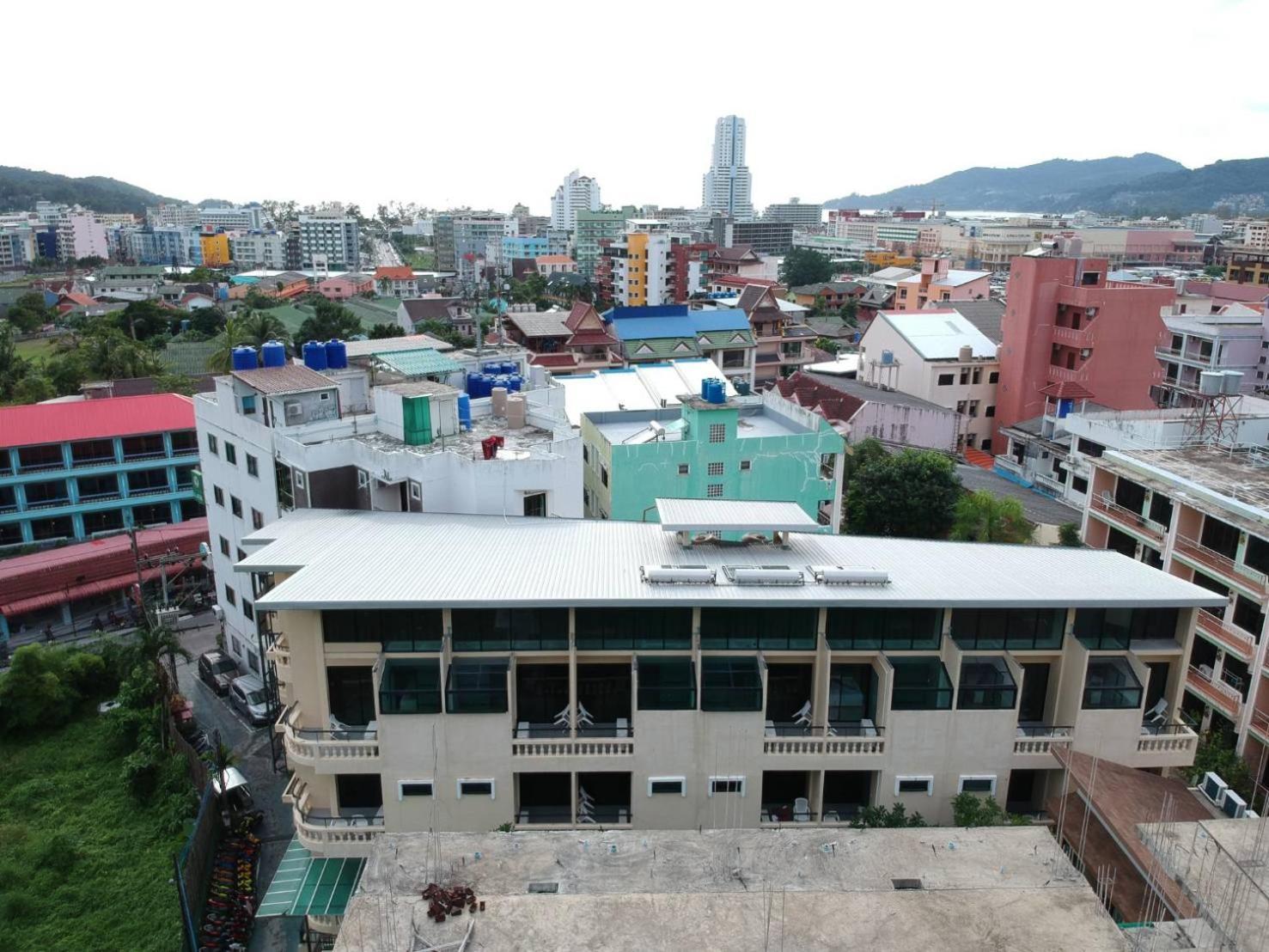 Royal Waves Hotel Patong Exterior photo