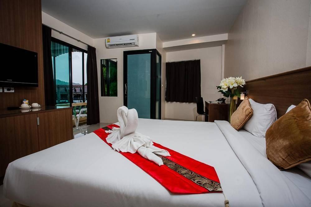 Royal Waves Hotel Patong Exterior photo