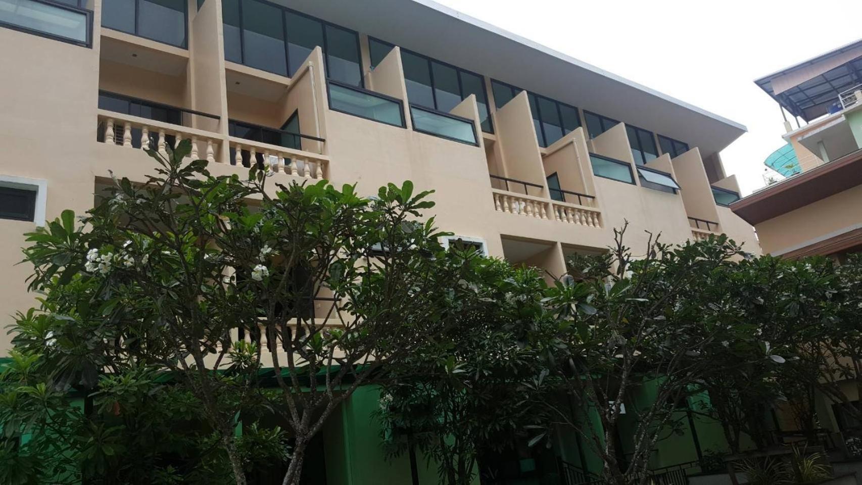 Royal Waves Hotel Patong Exterior photo