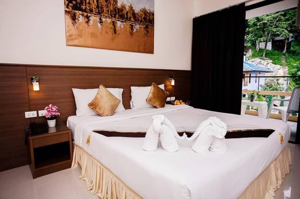 Royal Waves Hotel Patong Exterior photo